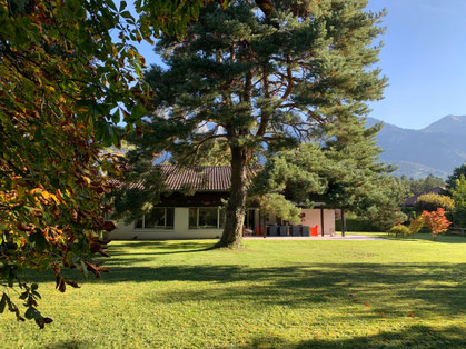 Chalet Bad Ragaz Garten mit großen Bäumen