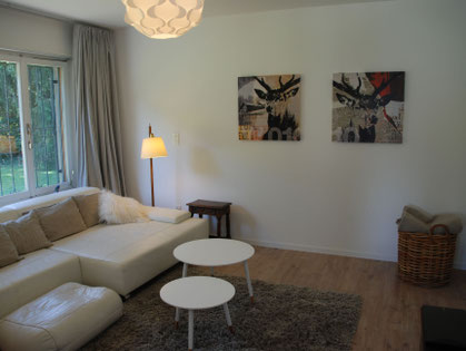 Lounge Mastersuite mit großem Weißen Ledersofa