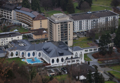 Therme vom Berg fotografiert