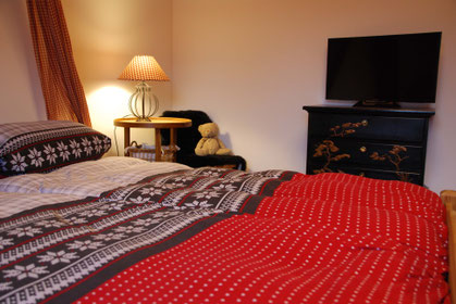 Bauernzimmer mit großem Doppelbett