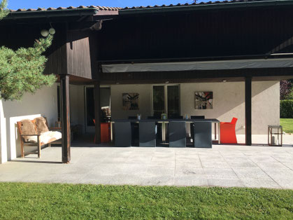 Chalet Bad Ragaz Terrasse mit Bank und großem Tisch