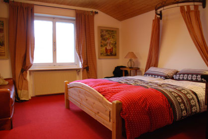 Bauernzimmer im Chalet Stil mit rotkarierten Vorhängen