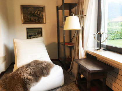 Gemütliche Sitzecke Kaminzimmer Chalet Bad Ragaz