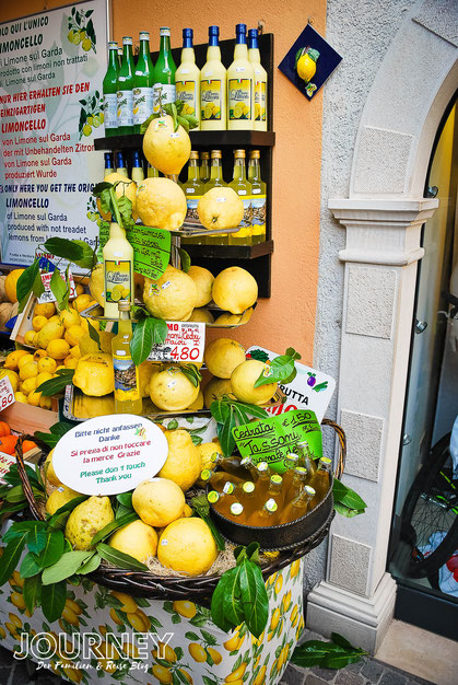 Zitronenverkauf in einem Geschäft in Limone, am Gardasee.