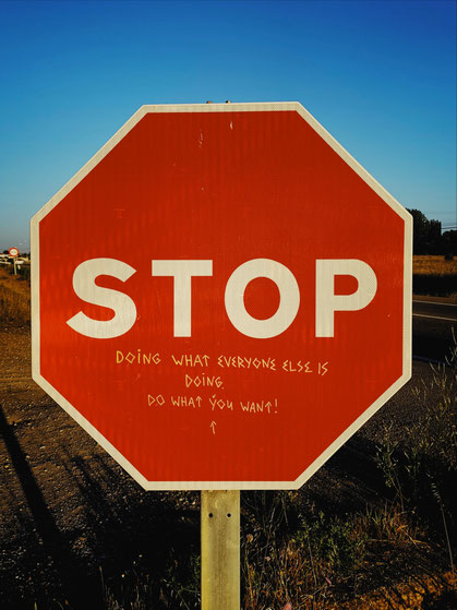 Signalétique STOP, pour illustrer l'article de blog mariage "Pourquoi faut-il prendre du recul avec l’ avis de vos proches pour votre mariage ?", par My Daydream Wedding, wedding planner et designer sur Paris, Lille et la France