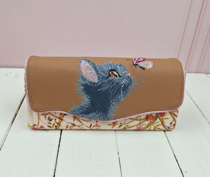 grand portefeuille brodé, broderie chat chaton, faux cuir caramel, tissu rose clair