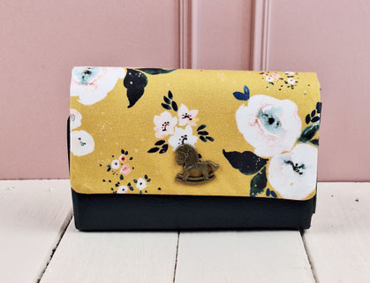 Portefeuille compact femme en faux cuir vert bouteille et tissu jaune fleuri, fait main en Alsace. Porte-cartes, poche zippée et compartiments pour billets, idéal cadeau.
