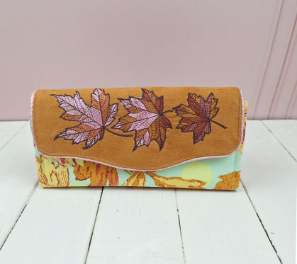 pochette artisanale, portefeuille tissu, broderie feuilles, accessoire automne, cadeau femme artisanal, création textile, pochette brodée, portefeuille fait main, style nature, accessoire unique