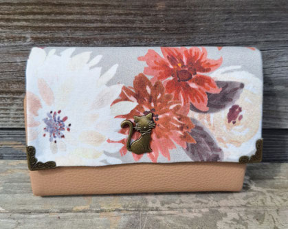 Portefeuille compact femme, cuir beige caramel clair tissu  gris beige  fleurs automnales  sauvages bouton chat, fabrication artisanale  française