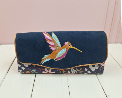 grand portefeuille femme brodé, compagnon fait-main en France, broderie colibri, oiseauu, tissu bleu marine fleuri , idée cadeau