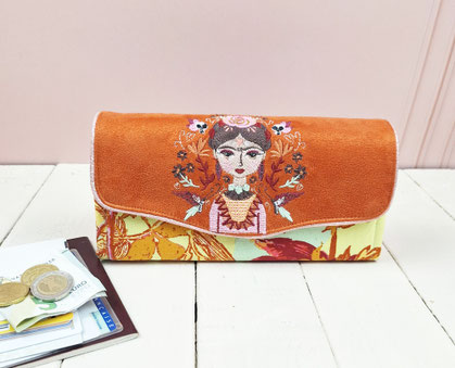 grand portefeuille brodé femme, broderie Frida Kahlo,  tissu vert d'eau avec des feuilles d'automne, suédine orange , 2 compartiments zippés, 12 porte-cartes, compartiment à passeport, portefeuille artisanal femme
