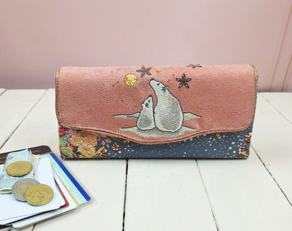 grand portefeuille femme, broderie ours polaire, 2 compartiments zippées, suédine rose, tissu gris avec des fleurs, idée cadeau original et pratique