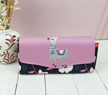 grand portefeuille femme, cuir rose, broderie lama, tissu noir avec fleurs, 12 porte-cartes, 2 porte-monnaie, cadeau coloré et original femme