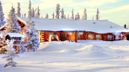 Winter-thick-snow-house-trees_