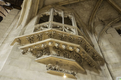 Bild: außergewöhnliche dreiseitige gotische Tribüne in der Église abbatiale Saint-Sauveur in Montivilliers