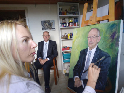 Auf dem Foto: Anna Rofka beim Porträtmalen vom Ex-Landrat Bodenseekreises Lothar Wölfle 