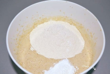 Impasto con aggiunta di farina setacciata lievito e bicarbonato