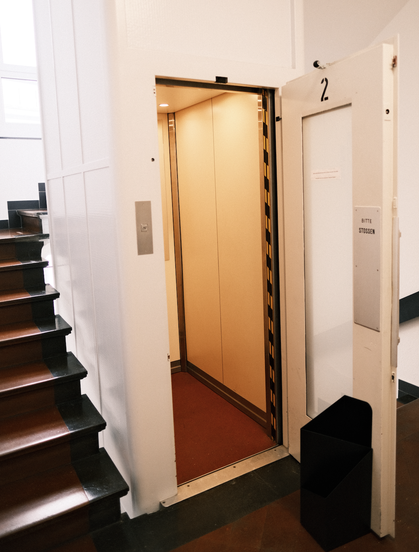 Bild vom offenen Fahrstuhl der Praxis Neue im Zentrum St. Gallen