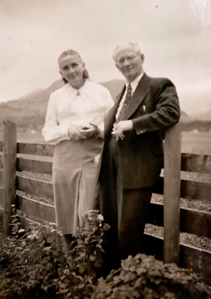 Erna Heinen-Steinhoff with her husband, the poet and editor Hanns Heinen, 1958