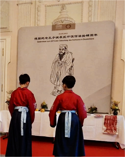 文德书院的礼生们虔诚地在孔子像前献上六谷和文房四宝