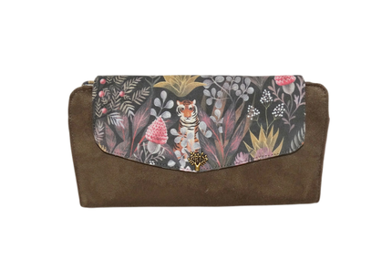 grand portefeuille femme plat en suédine taupe , tissu gris foncé avec  tigres et  jungle, style exotique , ethnique, 12 porte-cartes