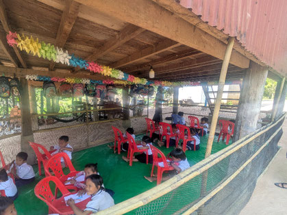 高床式住居の床下が幼稚園!園舎がないので先生のお宅。