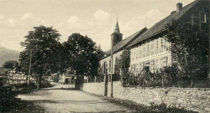Die Kirche mit Vikariehaus auf einer Postkarte von 1941