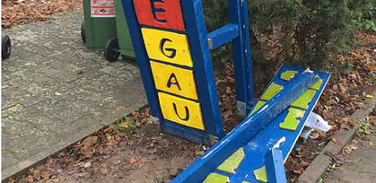 Das Schulschild an der Einfahrt zur Wonnegauschule in Osthofen wurden durch ein Fahrzeug zerstört