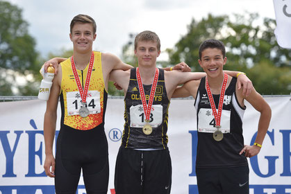 Siegerehrung Diskus U16M mit Sieger Andri Anex (Foto: Magnus Roth)