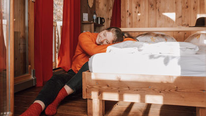 Junge Dame lächelt im Baumhaus.