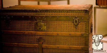 Louis Vuitton Courier Trunk - Canned Year: 1889 Exterior: caned canvas Border and corner: Moorish lacquered steel Style effect there is only one to our knowledge.