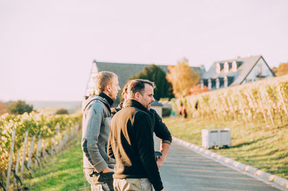 Mitte November ging die Ernte auf Gut Hermannsberg zu Ende: Karsten Peter (im Vordergrund) vor dem historischen Weingut inmitten der namensgebenden Monopollage Hermannsberg © Nils Weiler | sixdesigns.de