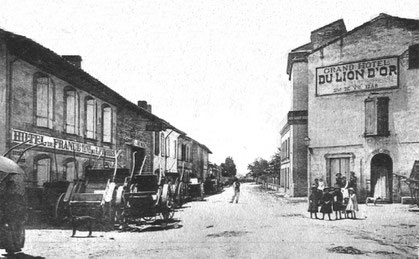 Avenue des Pountils, deux hôtels se font face : l'Hôtel de France à gauche et l'Hôtel du Lion d'Or à droite