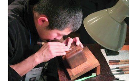 神尾印房 はんこ職人 神尾尚宏 印章彫刻風景