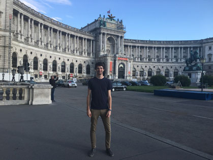 Zwischenstation in Wien - vor der Nationalbibliothek