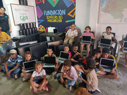 fundacion click recibiendo sus computadores usados