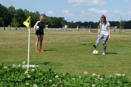 Julia Zepp beim Putten in Zorneding, im Hintergrund Kathrin Riedmann