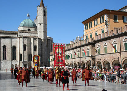 L'imponente corteo storico della Quintana si snoda per le piazze e le vie del centro storico di Ascoli