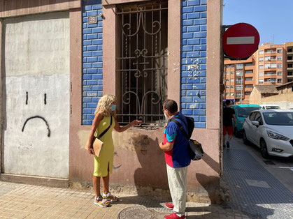 Marta Torrado visitando la zona de Trànsits con colonias de gatos