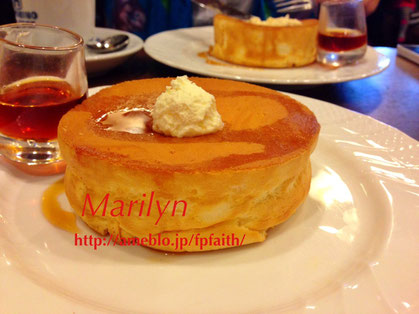 星野珈琲堂さんのスフレパンケーキ!!横のエッジが素敵♡ クリックすると食べログに飛びます。