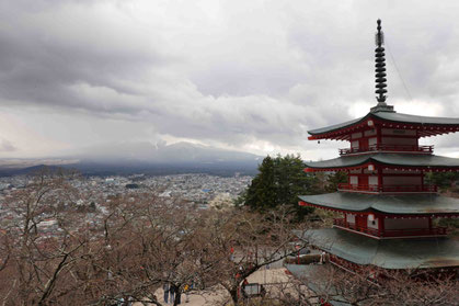 Fuji-San vor der Chureito-Pagode im Arakurayama Sengen Park