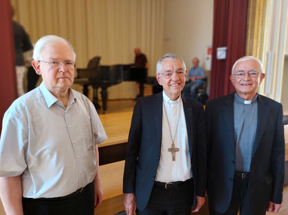 Ihr Herz schlug für die Seelsorge: Die Domkapitulare Peter Wünsche (links) und Hans Schieber (rechts) nahmen zum Abschied den Dank von Erzbischof Ludwig Schick entgegen.            Foto: Bernd Buchner
