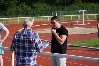 Der Teammanager Leibold bei der Ehrung des Tippspielsiegers 2018