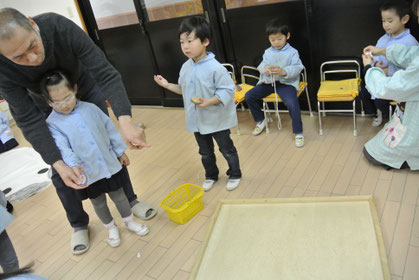 「あっちになげるよ!1,2の3!」