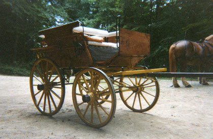 La fabrication et la restauration traditionnelle des roues en bois de  voitures à cheval - Ecurie d'attelage La Combe du Puy