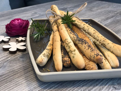 Glasbehälter mit Hefeteig auf Holztisch stehend