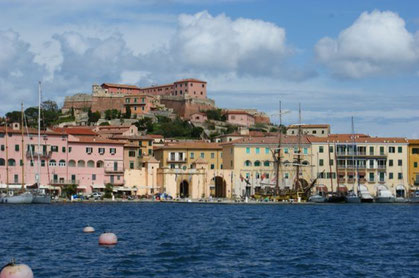 Jachthafen, altes Stadttor und Forte Stella im Hintergrund