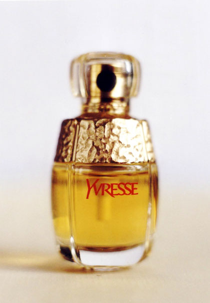 4) LE NOM DEFINITIF DE LA FRAGRANCE FUT CHOISI : YVRESSE : VAPORISATEUR EAU DE TOILETTE 7,5 ML
