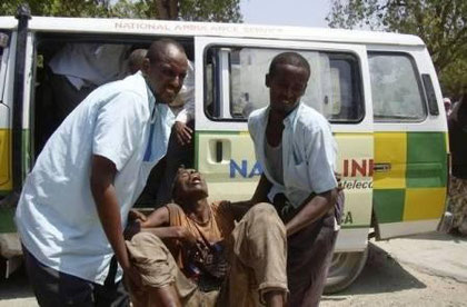 Ambulancetjenesten bringer et offer for bombardementerne til et hospital