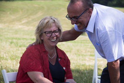 Eva und Albert amüsieren sich... worüber? Den Ba-ba-banküberfall?